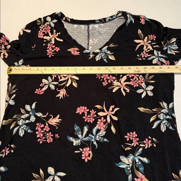 Torrid Favorite Tunic Super Soft V-Neck Tee in Black Orchid Gardens Size 2X - Picture 5 of 15